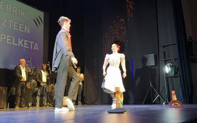 Nora Davilak eta Julen Lertxundik irabazi dute Euskal Herriko Bikote Gazteen Dantza Solte txapelketa Bergaran