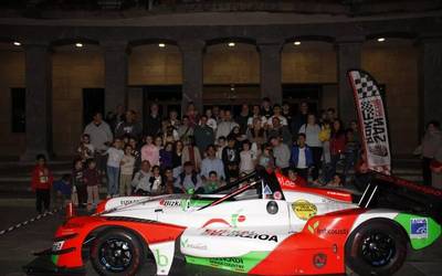 Joseba Iraolaren esperientziek eta ibilgailuak liluratu zituzten motorzaleak ostiralean