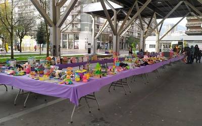 Eguenean hasiko dira truke azokarako jostailuak batzen