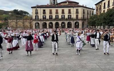 Belaunaldi ezberdinak elkartuta, Oñatz dantza taldearen 55. urteurrena ospatzeko