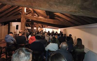 Larrialdi klimatikoaz mintzo, kapitalismoa izan zuen hizpide Hickel ekonomialiariak Elizondon