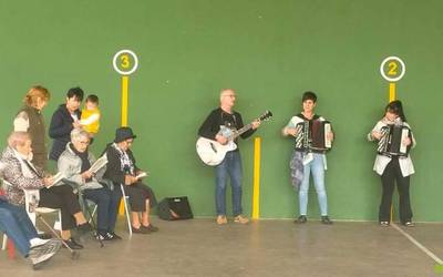 Baztan kantuz ekimenak Anizen egin du geldialdia