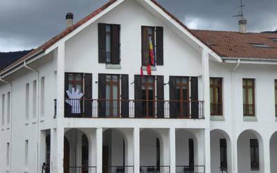 Atezain lanpostua bete du udalak