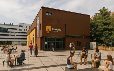 Eguzki plakak ipiniko dituzte Plateruenean, eta aretoa berritzeko proiektua idatziko dute