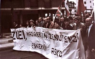 Frankismoaren sokek estutzen dute oraindik