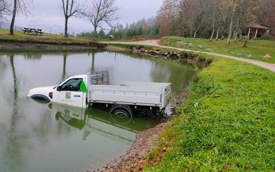 Lapurreta egin dute Antzuolako udal biltegian, eta bertako ibilgailua Asentzioko putzuan azaldu da