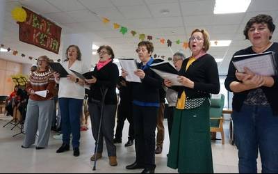 Adinekoei kantuan aritu zaizkie Danbolineko musika eskolako ikasle helduak