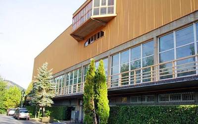 24 orduz itxi dute Laudioko kiroldegiko igerileku handia