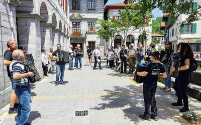 Santa Zezilia eguna ospatzeko karrikaz karrika ibiliko dira Lesakako musika taldeak larunbat goizean