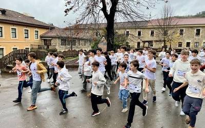 Leuzemia duten umeei elkartasuna adierazteko antxintxika egin dute Bergarako Mariaren Lagundiakoek