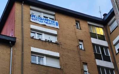 Goizeko lehen ordutik, hainbat herritar hurbildu dira Erandion kaleratu gura dituzten familiei babesa ematera