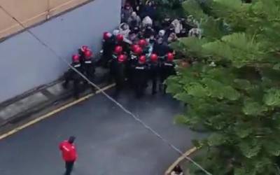 Poliziak Erandioko familia etxegabetu du, eta gainontzeko familiako kideak datozen orduetan aterako dituzte