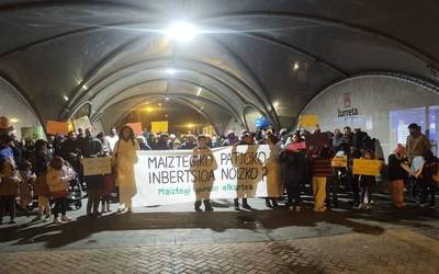 Jendetza batu da Iurretan eskolako jolastokia eraldatzea eskatzeko