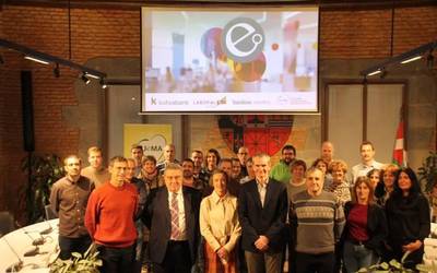 Udalerri euskaldunetako bulegoetan euskara lehenesteko konpromisoa berretsi dute UEMArekin hiru finantza erakundek