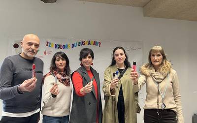 Hausnarketa kolektiboa egitera deitu dute Durangon, Euskararen Nazioarteko Egunaren harira