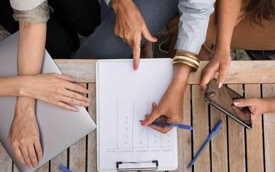 Etxegileak: obretan ere norbaitek hartu behar izaten du aginte makila