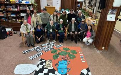 Emakumezkoen belaunaldi arteko topaketa «aberasgarria» egin dute Elizondoko adinekoen egoitzan