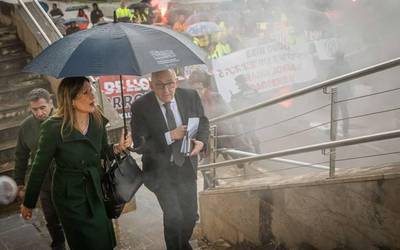 Protesta artean ekin du bidea Aiaraldearen etorkizun industriala jorratzeko mahaiak