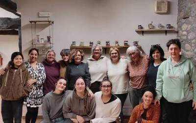 Ximenaren kontzertuarekin girotu dute larunbat iluntzea Aretako emakumeek