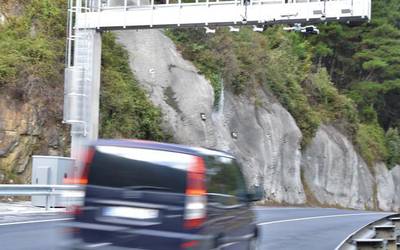 Herritar bat ospitalera eraman dute BI-625 errepidean gertatutako istripuan, eta Ertzaintzak arreta eskatu die tokitik igaro behar direnei