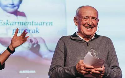 Anjel Lertxundiren ibilbide literarioa saritu dute Irun Literatur Sarietan