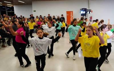 Danbolin Musika eta Dantza Eskolakoek emanaldi beroa eskaini dute Arraunetxen hotzari aurre eginez