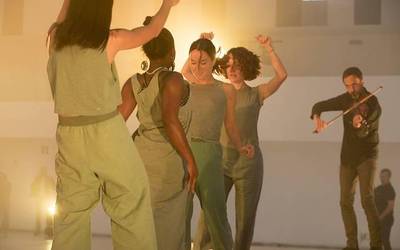 'EzBerdin Berdinak' ikuskizunak gogoetarako plaza zabalduko du Gasteizen