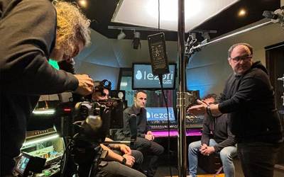 [BIDEOA]: Akelarreren erromeriak, plazatik pantaila handira