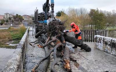 Trespondeko zubia garbitu du Urak, jabeak egin ez duelako