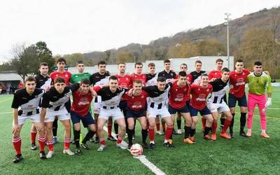 Nafarroako autonomikako futbol derbi nagusia azken minutuan irabazi dio Baztanek Donezteberi eta eskubaloikoa Errekak BKTri