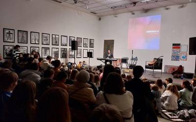 'Arrakala' diskoa argitara eman du Ainhoa Urteagak, gertukoek inguratuta