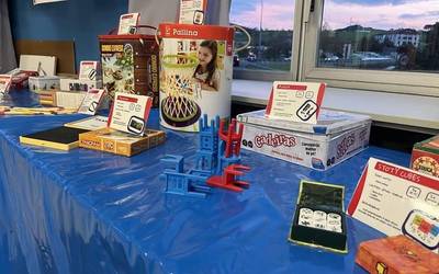 Askotariko jostailuak jarri dituzte ikusgai Ludotekan