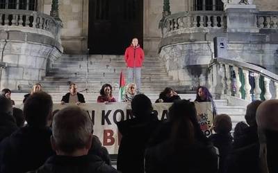 Iñaki Cabezak jarri ditu bertsoak Bilboko segregazioaren kontrako manifestazioan