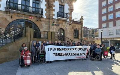 Tren-zerbitzu irisgarri baten aldeko protesta egin dute Aiaraldeko pentsiodunek