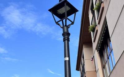 Bakoitzari dagokion zenbakia jarrita ari dira farolak identifikatzen Oñatin