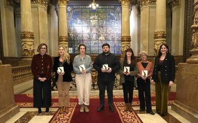 'Bizkaia maite' kantuagatik ohorezko Lauaxeta saria jaso dute Benito Lertxundik eta Jose Angel Irigaraik