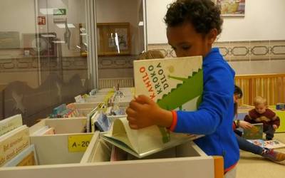 Haurren irakurketa goiztiarra sustatzeko saioa egingo dute astelehenean, liburutegian