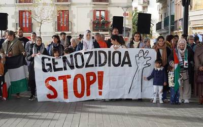 Palestinari babesa adierazteko bildu dira dozenaka lagun