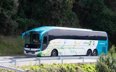 Aiako Udalak eta aldundiak atzera egin dute, eta aiarrek aurreko autobus ordutegia berreskuratuko dute