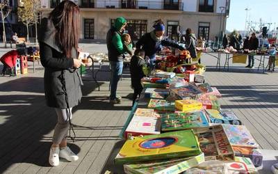 Bihar egingo dute jostailu eta liburuen truke azokarako bilketa, bi ikastetxeetan