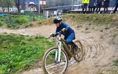 Dorletako Ama Txirrindularitza eskolakoak Legorretako BTT hastapen proban izan dira