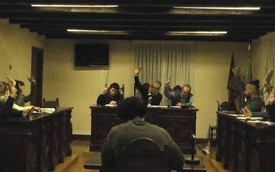 Maderas de Llodioko langileen aldeko mozioa onartu dute Orozkon, aho batez