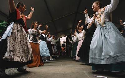 Dantza-jauziak, euskararen aldarri