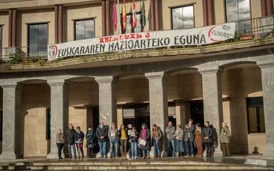 Laudioko ikastetxe guztiek egin dute bat Euskararen Nazioarteko Egunean