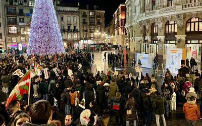 Milaka euskaltzalek erdalduntze makina eraitsi eta Bilbo euskaraz datorrela aldarrikatu dute