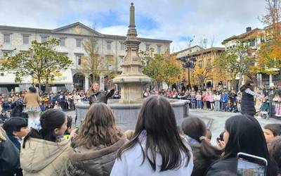 Euskarazko abestiak atera zituzten kalera Urduñako ikasleek atzo