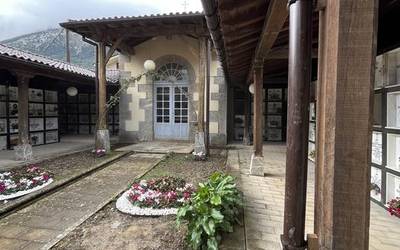 Mañariko Udalak hilerriko teilatuetako euri-urak biltzeko kanalizazio sistema bat jarri du