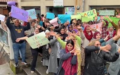 Arrasateko Helduen Eskolak ere bat egin du Euskararen Egunarekin