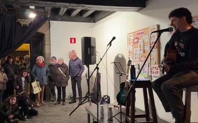 Doinu goxoekin girotu dute Euskararen Eguna Aretxabaletan