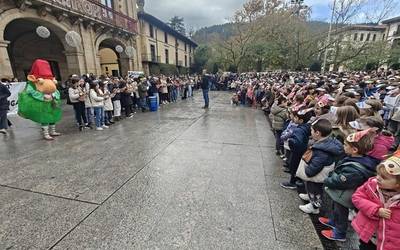 Oñatiko plazan izan da Argitxo goizean